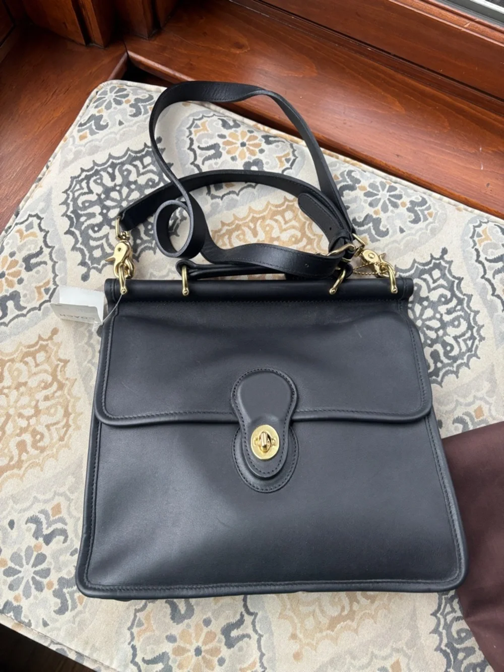 Vintage Coach black leather (style 9927) crossbody/shoulder bag w/ gold hardware - Picture 2 of 4